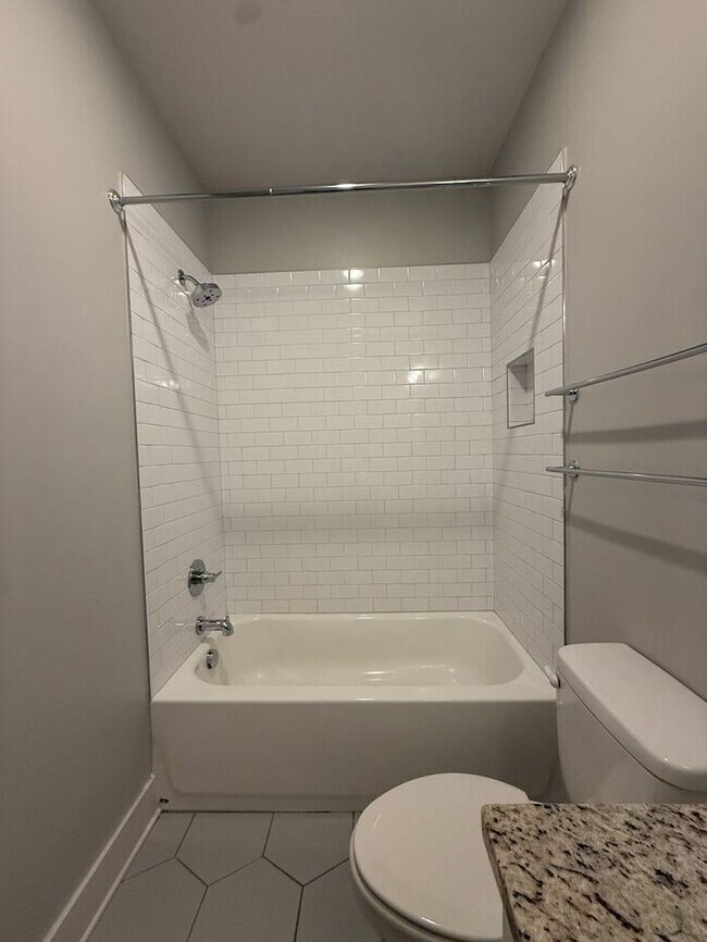 Building Photo - Modern 2 Bedroom Condo in the Heart of Melrose