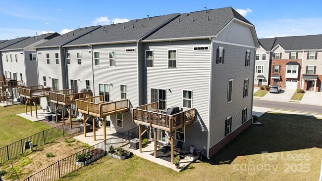 Building Photo - 2665 Grantham Place Dr