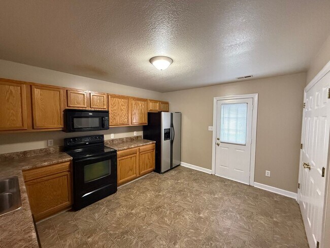Building Photo - Nice 2 bedroom,  1.5 bath townhouse