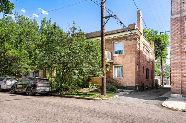 Building Photo - 322 E Cedar Ave