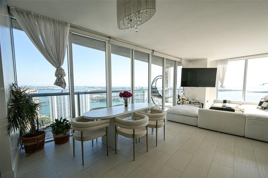 Building Photo - 495 Brickell Ave