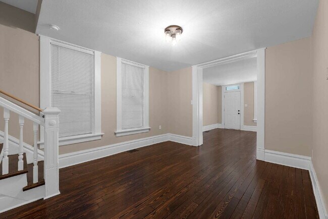 Building Photo - "Beautiful 3-Bedroom, 2-Full Bath Duplex Featuring Hardwood Floors and a Fenced Yard!"