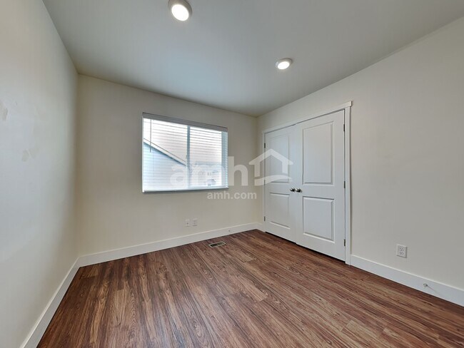 Building Photo - 19301 17th Ave Ct E