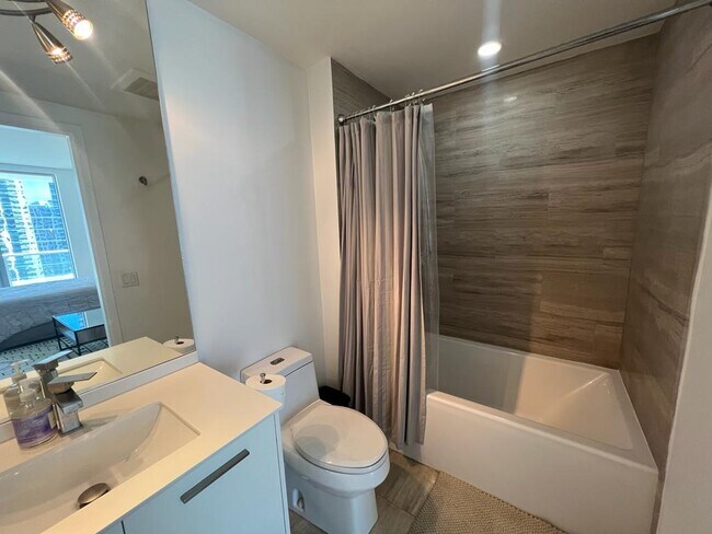 Building Photo - 1300 Brickell Bay Dr