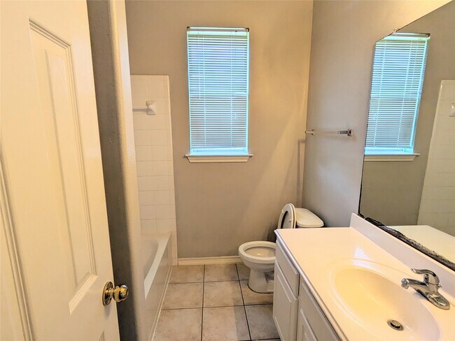 Building Photo - 2410 Ligustrum Flower Dr