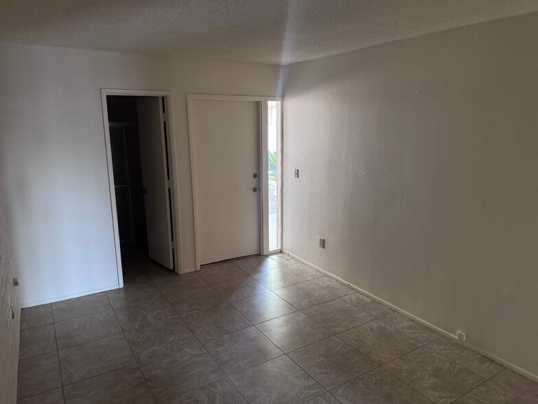 Building Photo - 3242 E Monte Vista Dr