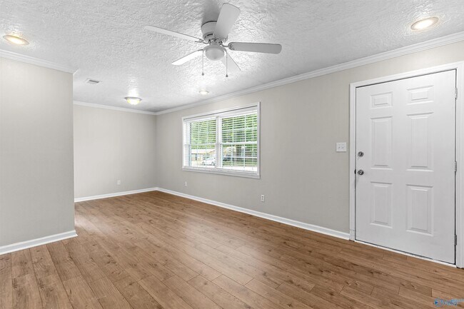Building Photo - 2406 Yorkshire Dr SW