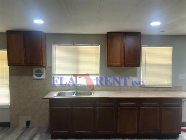 Building Photo - Newly renovated 4/2 Mobile home on large l...