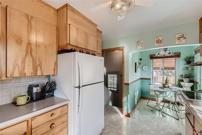 Building Photo - West Highlands - Amazing 32nd Ave, 2 Bed, 1 Bath Unit in Duplex- Shared Yard/Common Space