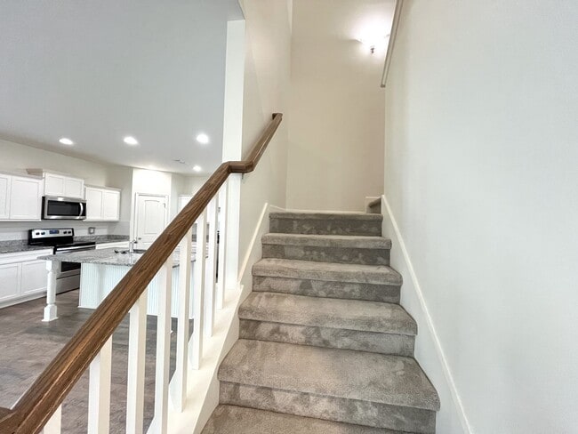 Building Photo - Huge home in Spring Hill!