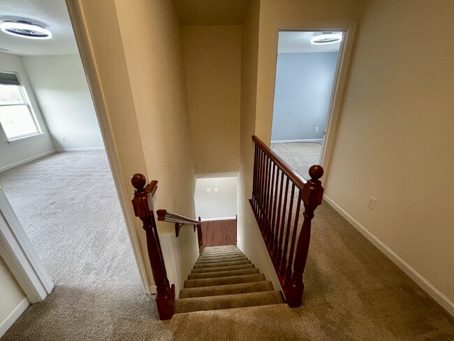 Building Photo - Bright End-Unit Townhome in Magnolia Village!