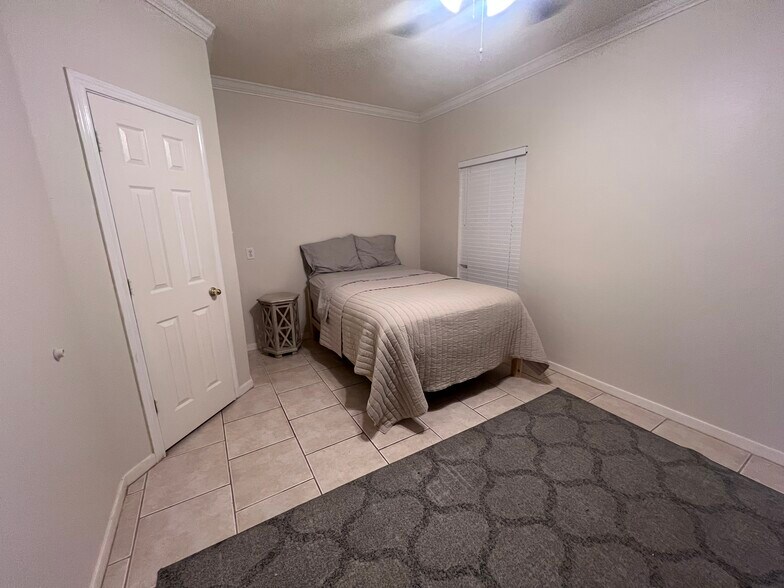 Building Photo - 2324 Sheridan St