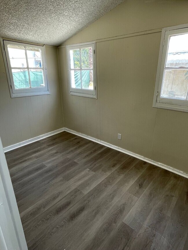 Building Photo - 1726 N Sierra Way