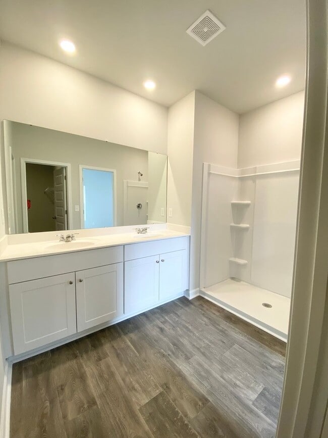 Building Photo - LIKE NEW home in a new subdivision!