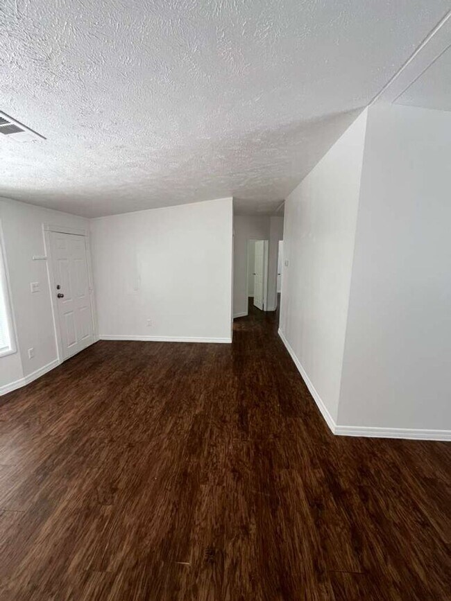 Building Photo - Large 4 bedroom 2 bathroom mobile home