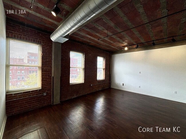 Building Photo - 204 Walnut St