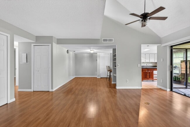 Building Photo - Cozy 3 Bedroom Available in Tampa!
