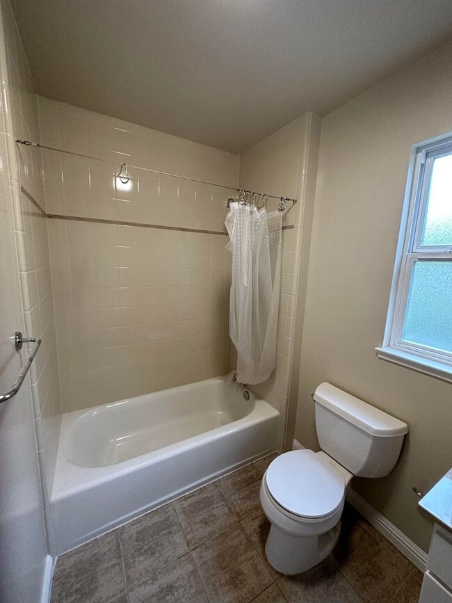 Building Photo - Stunning 4 Bedroom, 3 Bath Single Family Home with Spacious Yard - Available July 15th!