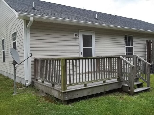 Building Photo - Home close to beach and bases.