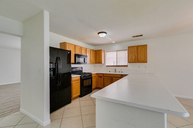 Building Photo - Spacious 4 Bedroom 2.5 Bathroom Home with Covered Patio & Large Backyard