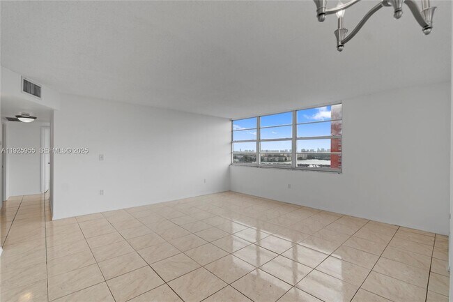 Building Photo - 1301 NE Miami Gardens Dr