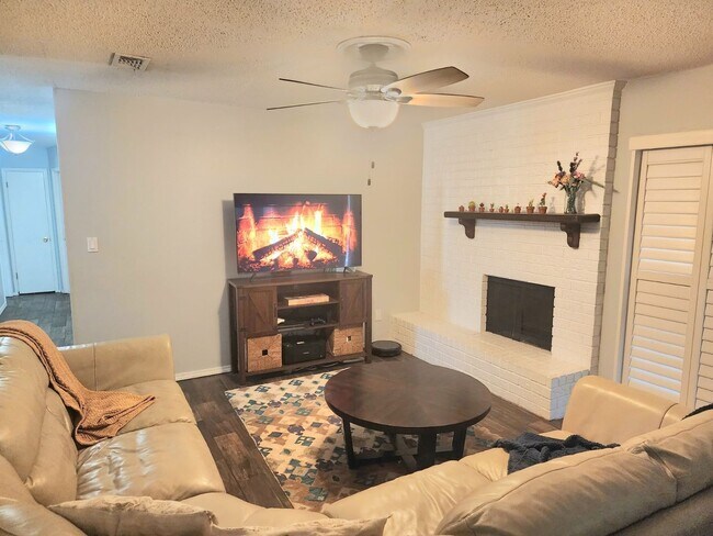 Building Photo - Charming Home with Pool & Prime Location!