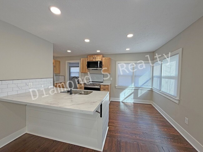 Building Photo - **Stunning Renovated 1-Bed Home Now Available**