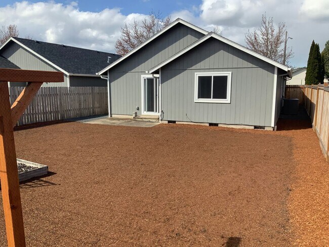 Building Photo - 3 Bedroom, 2 Bathroom House in Springfield
