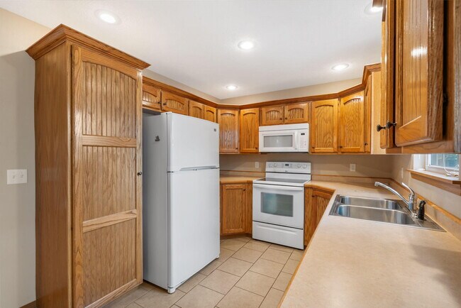 Building Photo - 717-719 E Watermill Cir