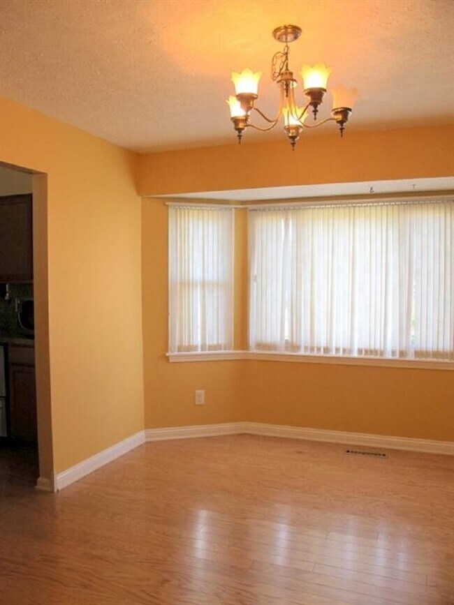 Building Photo - 927 Woods Hollow Dr