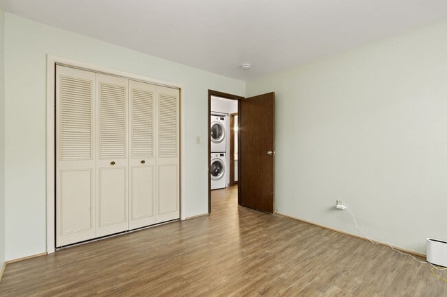 Building Photo - 2 Bedroom, 1 Bathroom Apartment, trash, water, and hot water heat included in rent.