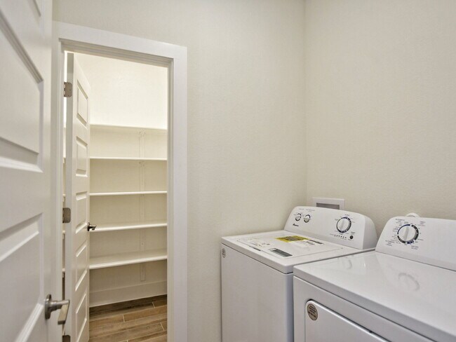 Building Photo - 412 Parkline Dr