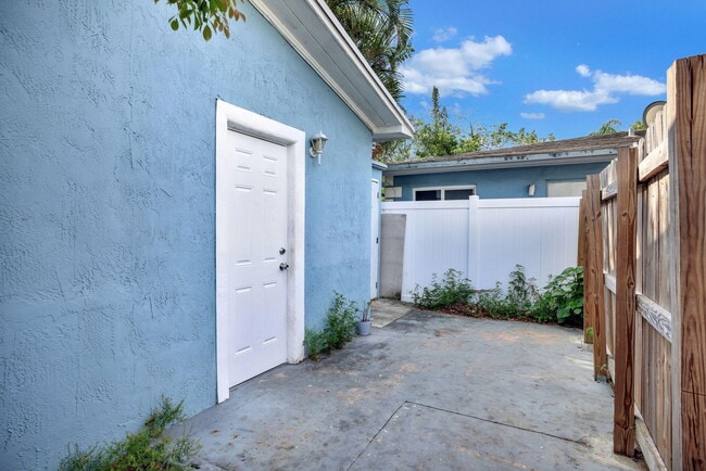 Building Photo - 300 NW 16th St
