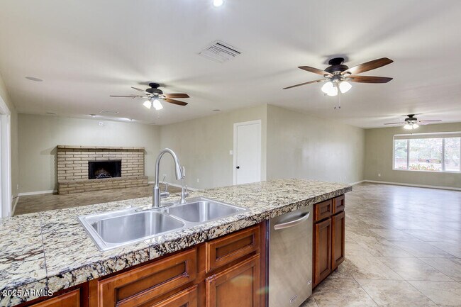 Building Photo - 1968 E Del Rio Dr