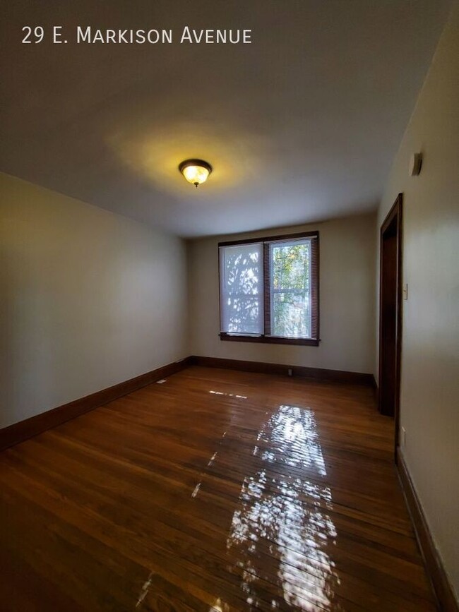 Building Photo - Spacious Townhome with Original Features A...