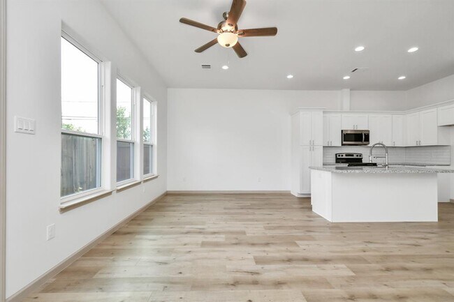 Building Photo - 2119 Esther Dr