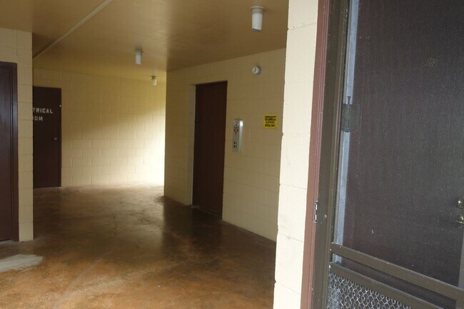 Building Photo - 2 bedroom, 1 bath, 2 parking in Waikalani Woodlands