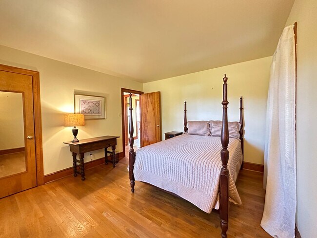 Building Photo - Fully Furnished/Inclusive 2 Bedroom/1 Bathroom Rancher For Rent