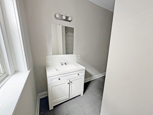 Building Photo - 3425 Carolina Ave