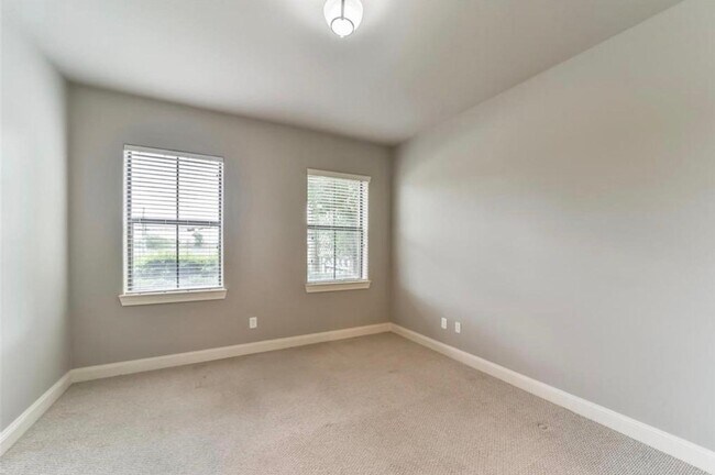 Building Photo - 9642 Knight Rd