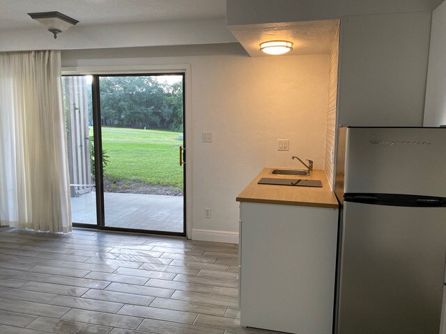 Kitchen area - 830 Pinewood Ct