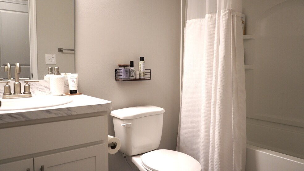 Bathroom with tub - 3443 Alder Ave
