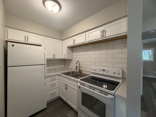 Building Photo - 611 Ewing Ave