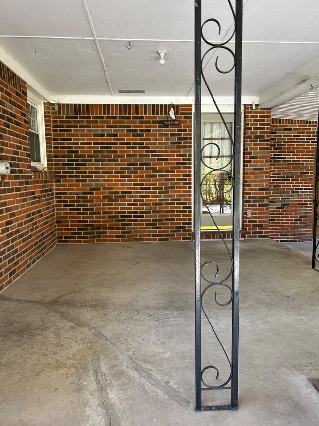 Building Photo - "Charming 3-Bed Home with  Hardwood Floori...