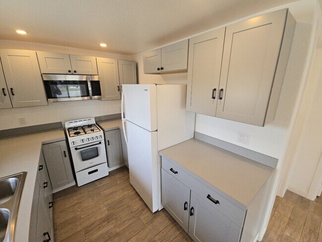 Building Photo - 1350 Hallen Dr
