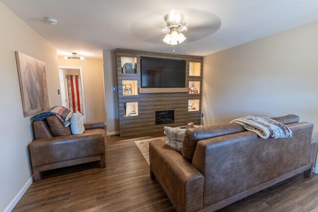 Building Photo - 314 N 2nd St