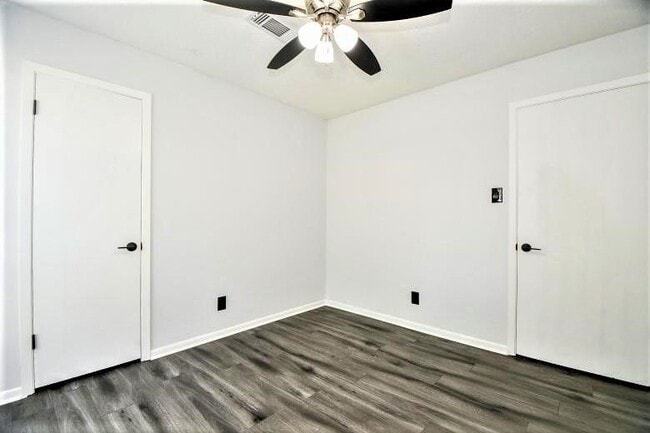 Building Photo - 2404 Oaks Dr