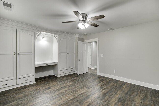 Building Photo - 4615 S Lee St