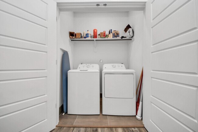 Building Photo - 1066 Mansfield St