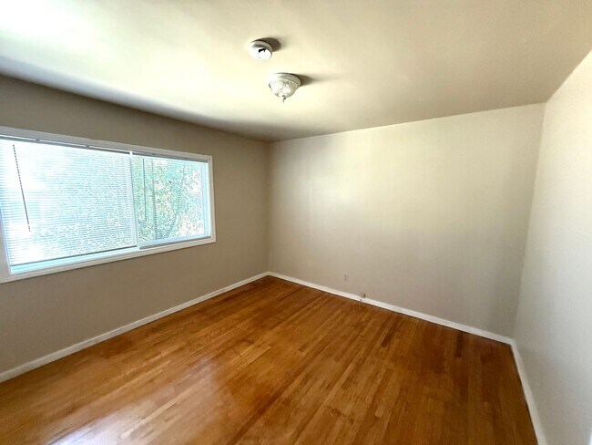 Building Photo - Prater Properties 2